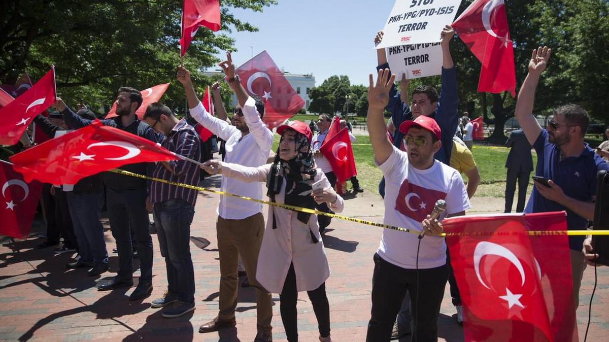 Simpatizantes del presidente de Turquía, Recep Tayyip Erdogan, se concentran en el Parque Lafayette para expresar su apoyo durante las reuniones entre Erdogan y el presidente Donald Trump, en la Casa Blanca el martes 16 de mayo de 2017, en Washington DC.