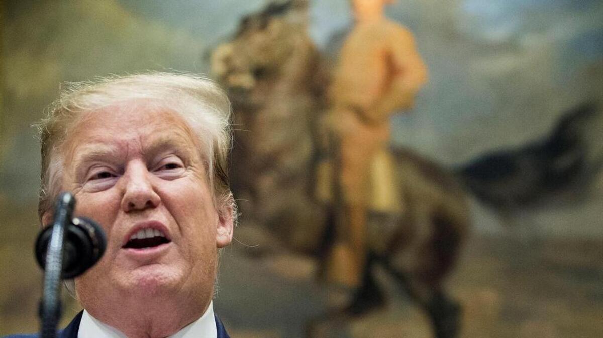 El presidente de los Estados Unidos, Donald J. Trump (c), habla durante la ceremonia de firma de una orden ejecutiva sobre una "Hoja de ruta del presidente para empoderar a los veteranos y poner fin a una tragedia nacional de suicidio", también conocida como Iniciativa PREVENTS, este martes en el salón Roosevelt de la Casa Blanca, en Washington, DC.