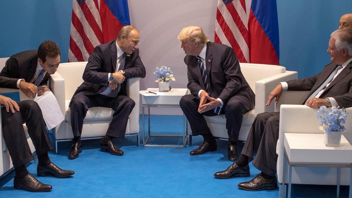 El presidente Donald Trump, derecha, y su homólogo ruso, Vladimir Putin, conversan durante la Cumbre del G-20 en Hamburgo, Alemania.