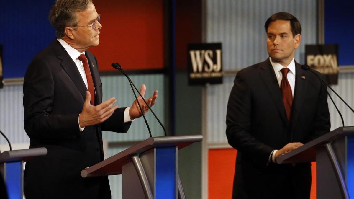Los candidatos Jeb Bush, izquierda, y Marco Rubio durante una de las discusiones de la noche en Milwaukee.