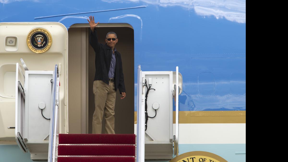 
El presidente Barack Obama se despide al abordar el Air Force One rumbo a Alemania. 
