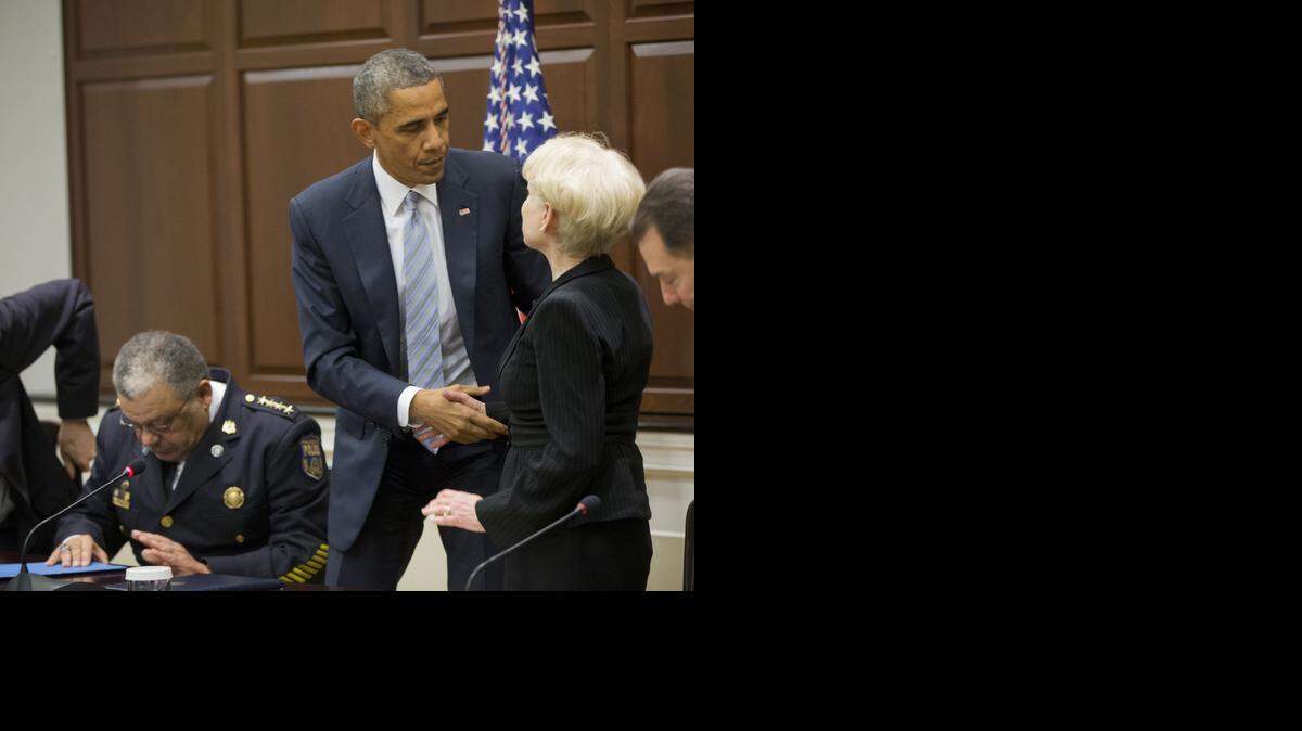 
El presidente Barack Obama dialoga el lunes con Laurie Robinson, experta en criminología en George Mason University.


