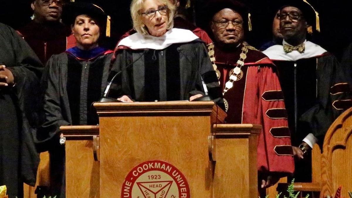 La secretaria de Educación, Betsy DeVos, ofrece un discurso con motivo de la graduación de estudiantes en Bethune-Cookman University, el 10 de mayo en Daytona Beach.