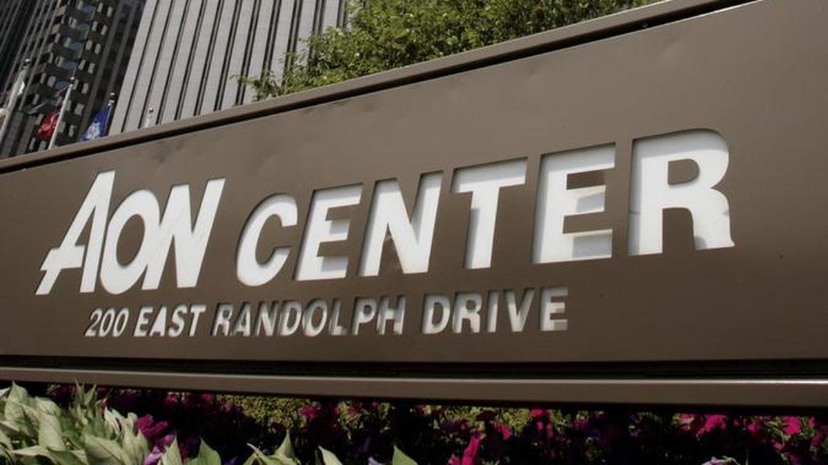 En esta foto de archivo del 2 de agosto de 2005, se muestra Aon Center en el centro de Chicago. Los reguladores de Nueva York enviaron una citación a Aon, el corredor de seguros de la Organización Trump.