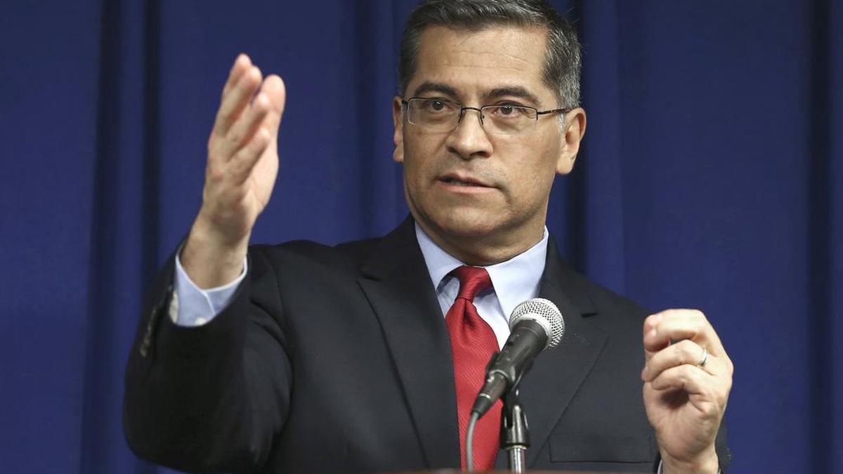El fiscal general de California, Xavier Becerra, encabeza la demanda de 19 estados contra la administración Trump para evitar que el gobierno cancele un acuerdo que limita la detención de niños migrantes a 20 días.