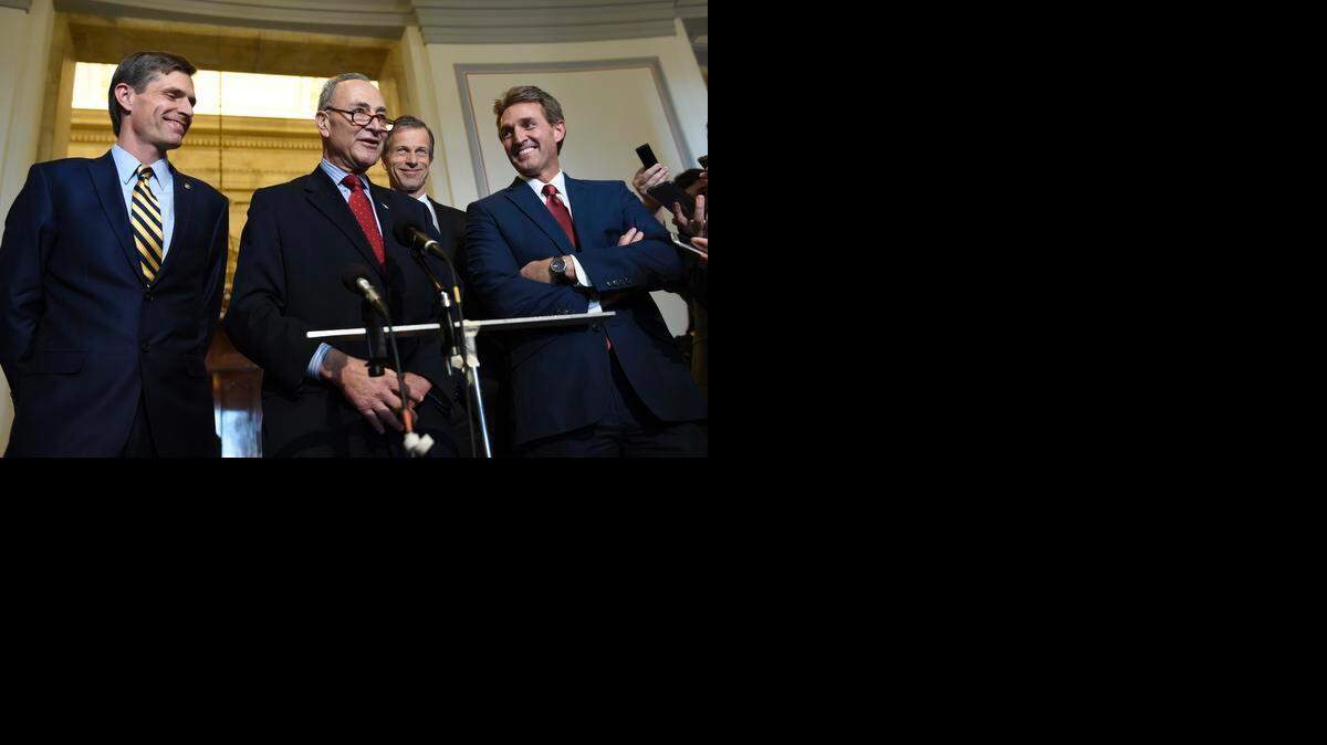 
El senador demócrata Charles Schumer (der.), habla a los reporteros durante un receso en el Capitolio en Washington.


