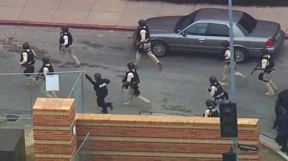 Imagen tomada de video que muestra a agentes policiales en acción tras un mortal tiroteo en la Universidad de California, Los Ángeles, el miércoles 1 de junio.