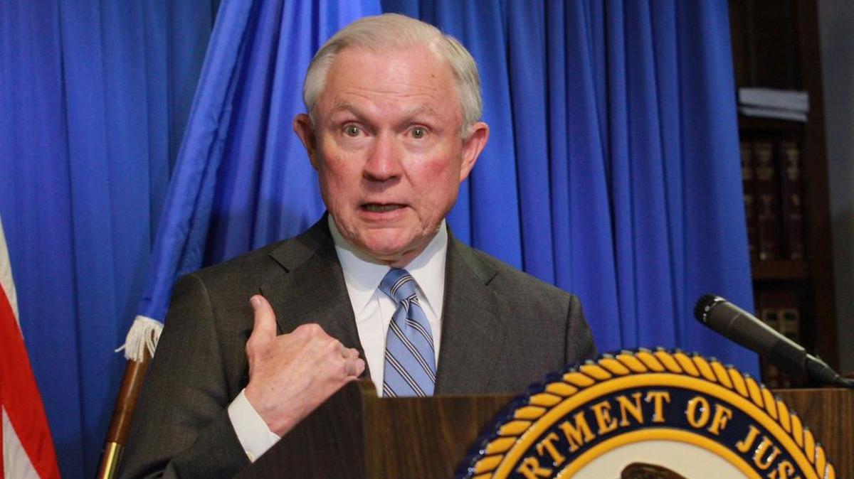 El fiscal general de Estados Unidos, Jeff Sessions, habla durante una conferencia de prensa el jueves 20 de abril de 2017, en El Paso, Texas.