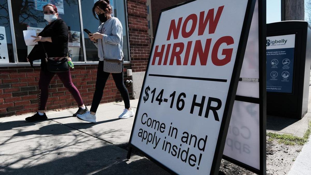 Una empresa anuncia que busca nuevos empleados en Pawtucket, Rhode Island, el 9 de abril del 2021.