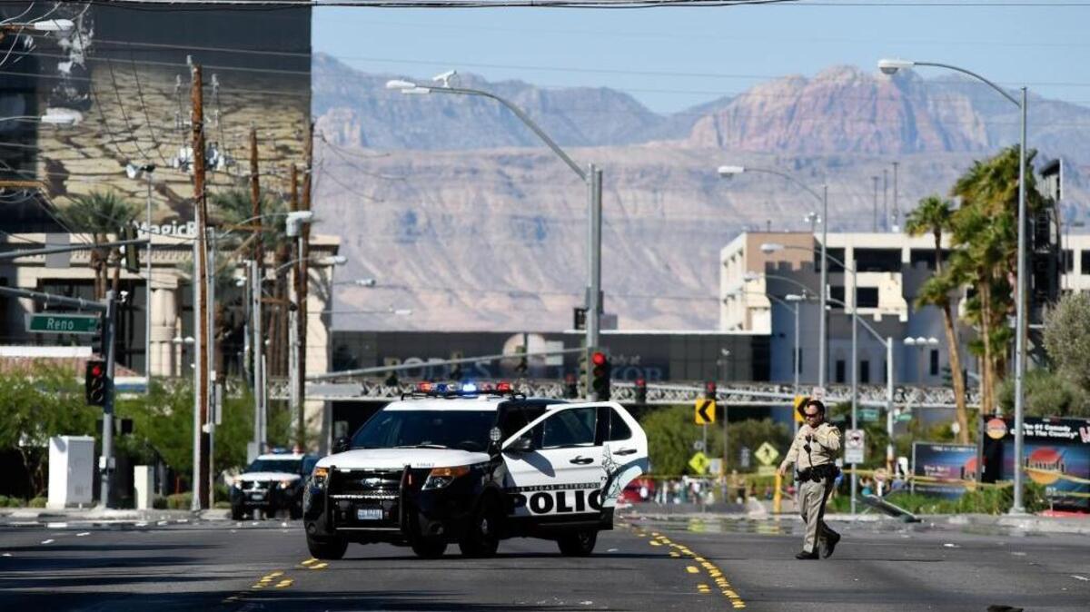 La policía de Las Vegas investiga el área de Las Vegas Village después de que Stephen Paddock disparó contra una multitud que asistía un concierto de Jason Aldean el domingo por la noche en el resort y casino Mandalay Bay.