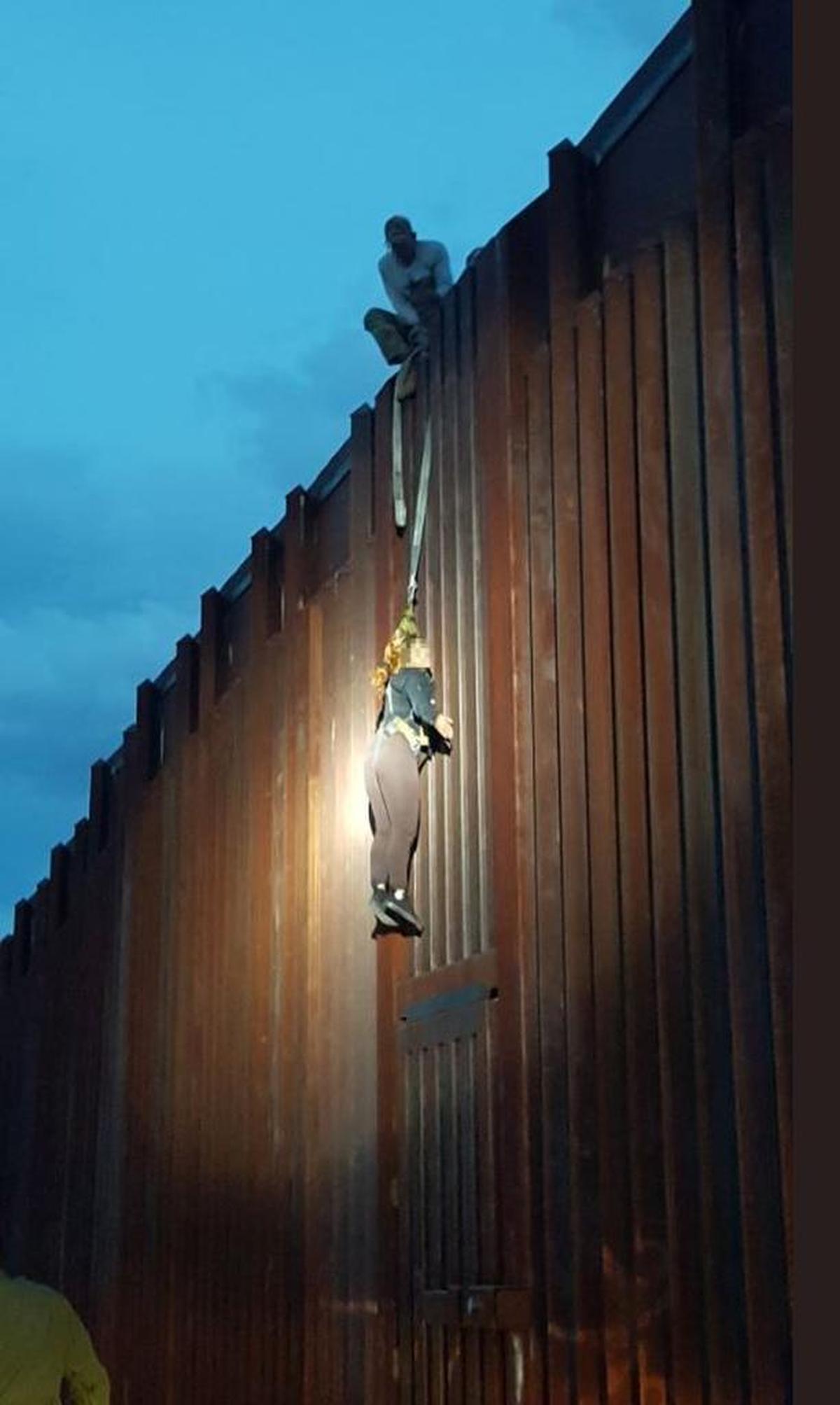 Una mujer de 37 años fue dejada colgando de un arnés cuando intentaba cruzar la frontera de México a Estados Unidos.