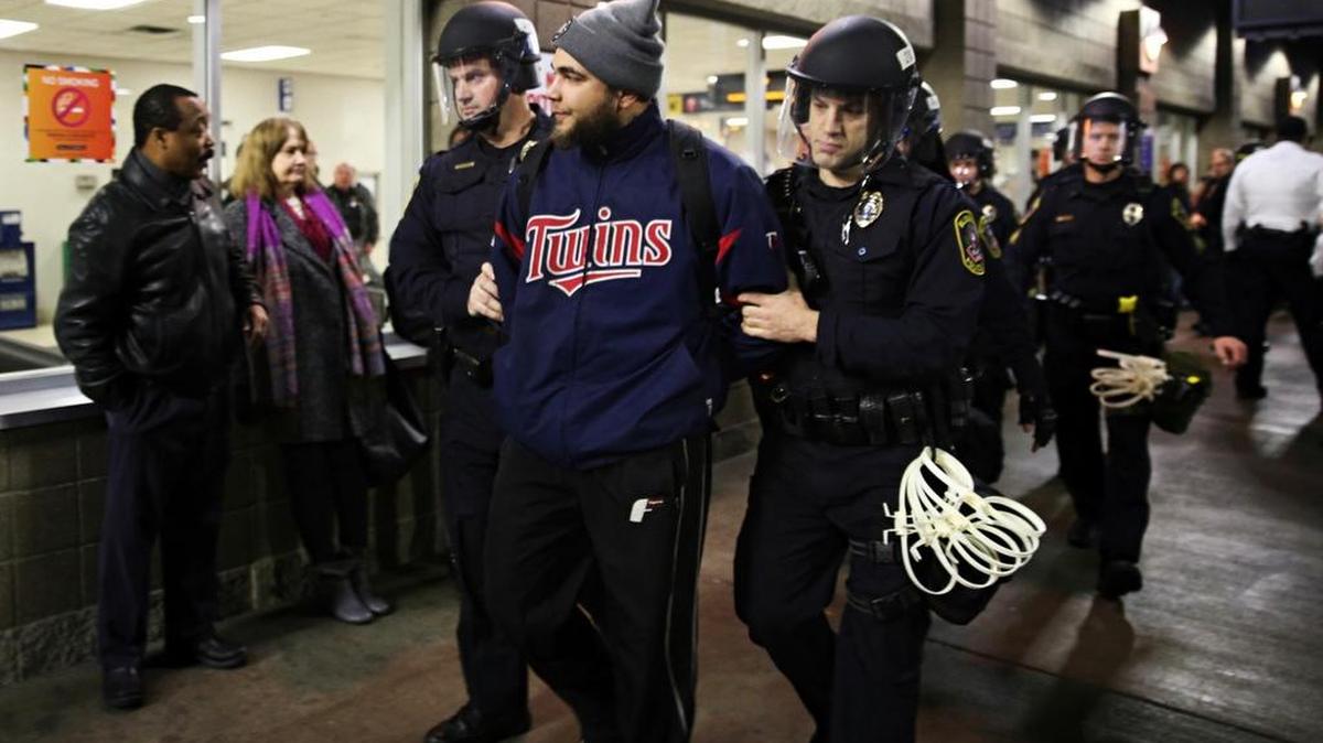 Los temores se han agudizado por ataques recientes como el tiroteo en el mostrador de maquillaje de una tienda Macy's cerca de Seattle, en que cinco personas murieron.