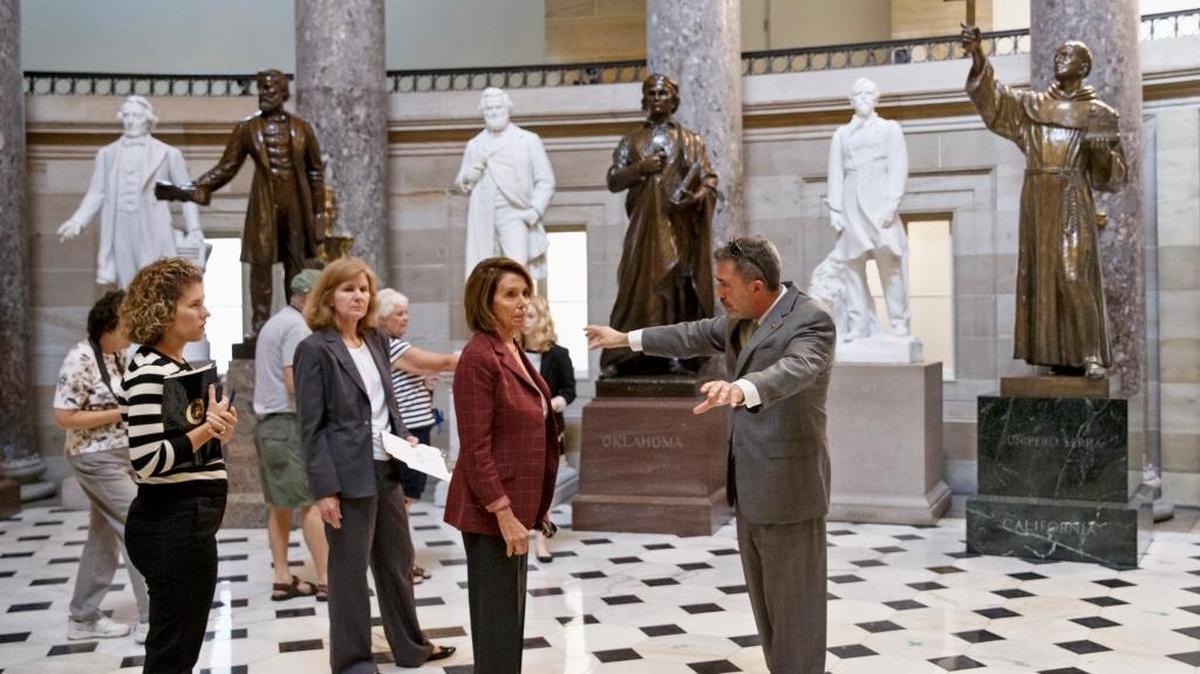 
Nancy Pelosi, de California, líder de la Minoría Demócrata de la Cámara de Representantes, al centro, presencia un adelanto del recorrido que que hará el Papa Francisco por el Capitolio. A la der., la estatua del Fray Junípero Serra, que será canonizado.
