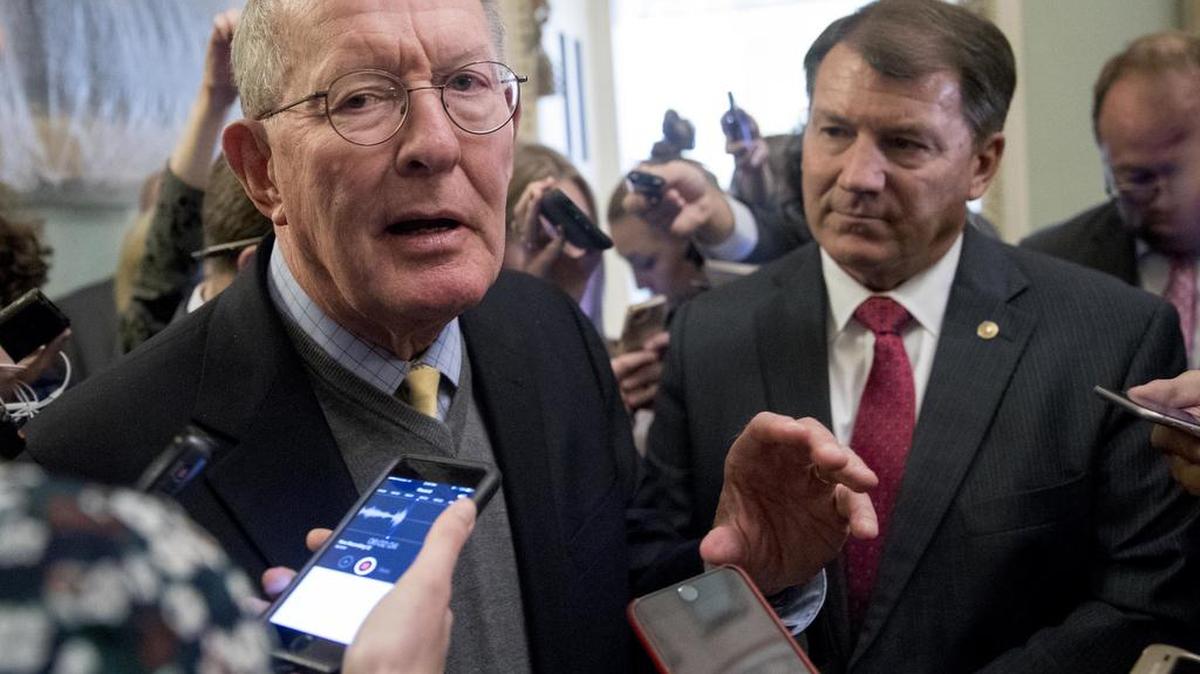 El senador Lamar Alexander, Republicano por Tennessee, a la izquierda, junto al senador republicano por Dakota del Sur Mike Rounds, hablan con los periodista el martes en el Capitolio de Washington.
