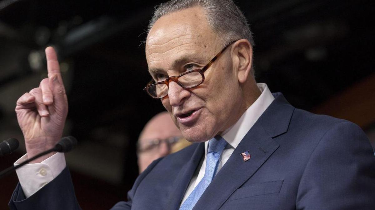 El líder demócrata del Senado, Chuck Schumer, ofrece una rueda de prensa junto a los principales representantes demócratas después de una reunión con el presidente estadounidense, Barack Obama, en Capitol Hill, en Washington, Estados Unidos, el 4 de enero de 2017.