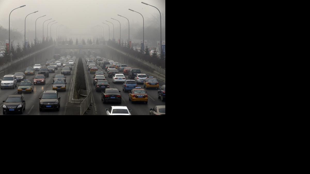 <cutline_leadin>Una carretera</cutline_leadin> llena de coches en medio de una intensa neblina en Pekín. China y Estados Unidos anunciaron el miércoles un ‘histórico’ acuerdo para luchar contra el cambio climático.<252><252>