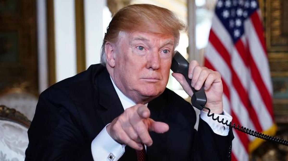 Donald Trump, habla a los miembros del ejército a través de una teleconferencia desde su centro vacacional Mar-a-Lago en Palm Beach, Florida, el día de Acción de Gracias, el 22 de noviembre de 2018.