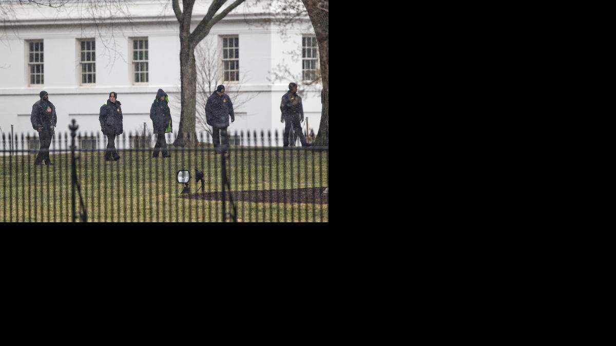 
Un pequeño drone que volaba a baja altura se estrelló a mitad de la noche en los terrenos de la Casa Blanca mientras el mandatario Barack Obama y la primera dama estaban de visita en la India.
