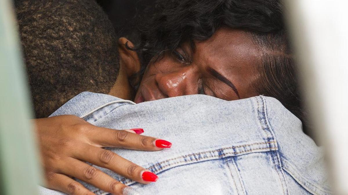 Myeshia Johnson recibe un abrazo durante el funeral de su esposo, el sargento La David Johnson, el 21 de octubre de 2017 en Hollywood, Florida.