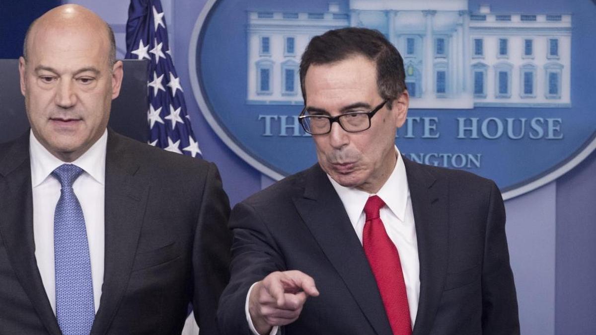 El secretario del Tesoro, Steven Mnuchin (der.), y el principal asesor económico de la Casa Blanca, Gary Cohn, durante una rueda de prensa sobre los recortes de impuestos que ha prometido el presidente de EE.UU., Donald Trump, en la Casa Blanca en Washington, Estados Unidos, el 26 de abril.