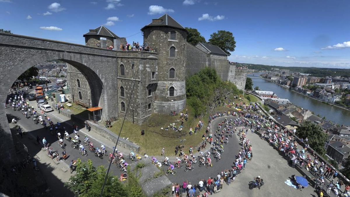 Archivo. Los ciclistas pedalean por la ciudadela de Namur durante la segunda etapa del Tour de Francia, entre las localidades de Vise y Tournai, Bélgica, el lunes 2 de julio de 2012.