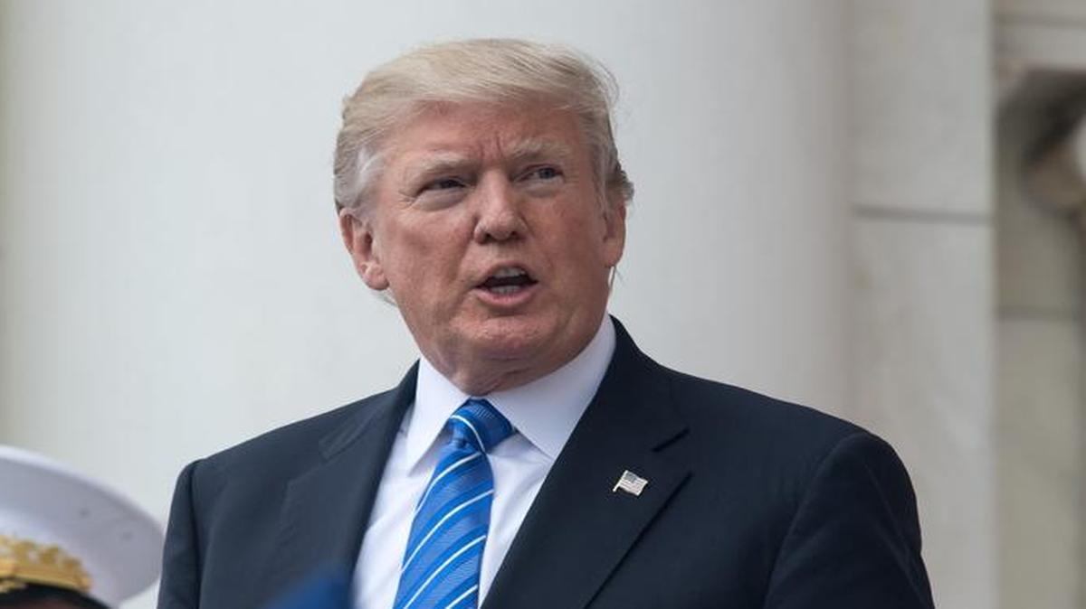 Presidente estadounidense Donald Trump es aplaudido mientras toma el podio para hablar en el cementerio nacional de Arlington en Virginia, el 29 de mayo de 2017.