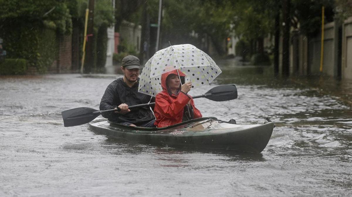 
Paul Banker (izq.) rema el domingo en un kayak junto a su esposa en una zona de Charleston, Carolina del Sur.

