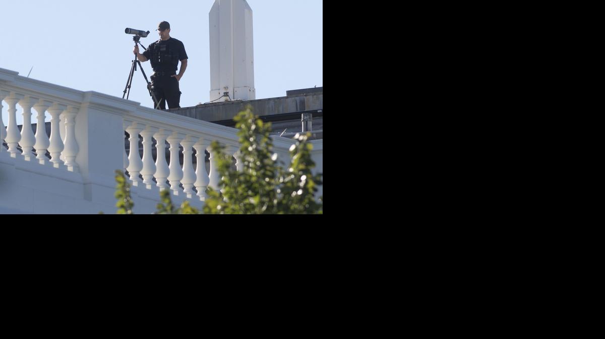 
Un miembro del servicio secreto estadounidense vigila desde el tejado de la Casa Blanca tras el error de seguridad.


