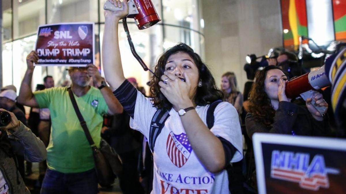 Protestas frente a los estudios de NBC por la invitación a Donald Trump para participar en el programa ‘Saturday Night Live’.