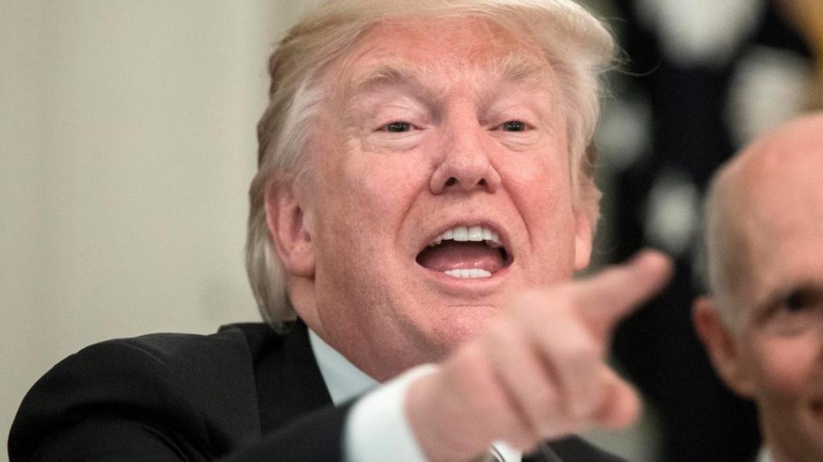 El presidente de los Estados Unidos, Donald J. Trump asiste a una reunión sobre la infraestructura con gobernadores y alcaldes en el comedor estatal de la Casa Blanca, en Washington, DC, EE.UU., el jueves 8 de junio de 2017.