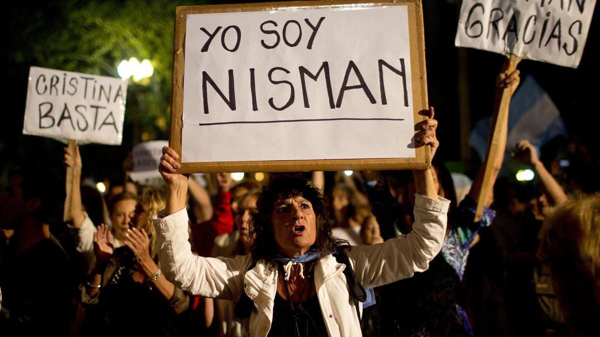 Una manifestante exige justicia por la muerte del fiscal Alberto Nisman en enero de 2015.