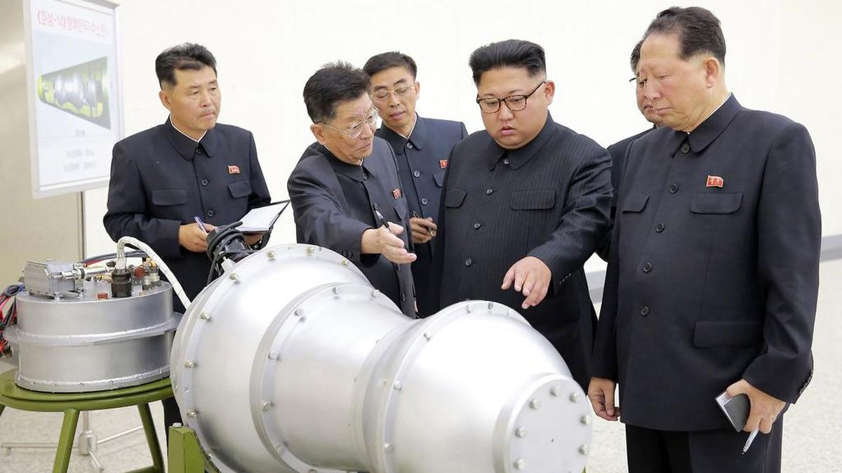 Kim Jong-Un examina una carcasa metálica el 3 de septiembre de 2017.