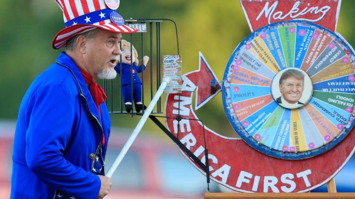 Un simpatizante de Donald Trump hace un performance en una feria estatal en Missouri.