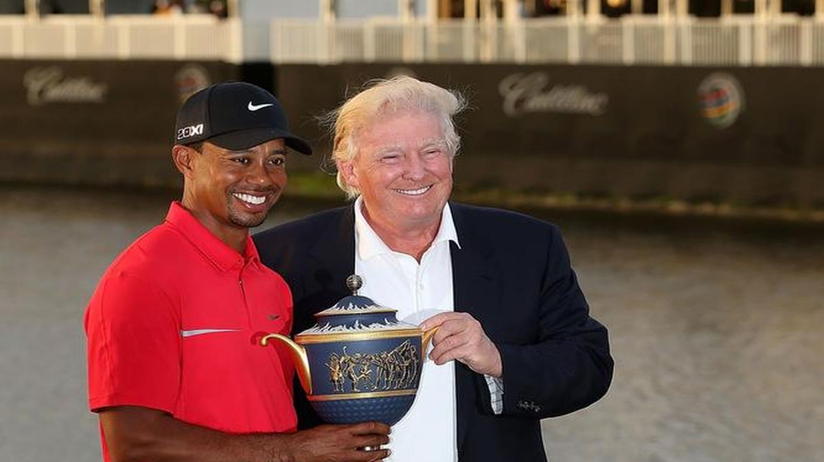 El presidente electo Donald Trump y el golfista Tiger Woods en una fotografía de archivo en marzo de 2013 en Doral, Florida.