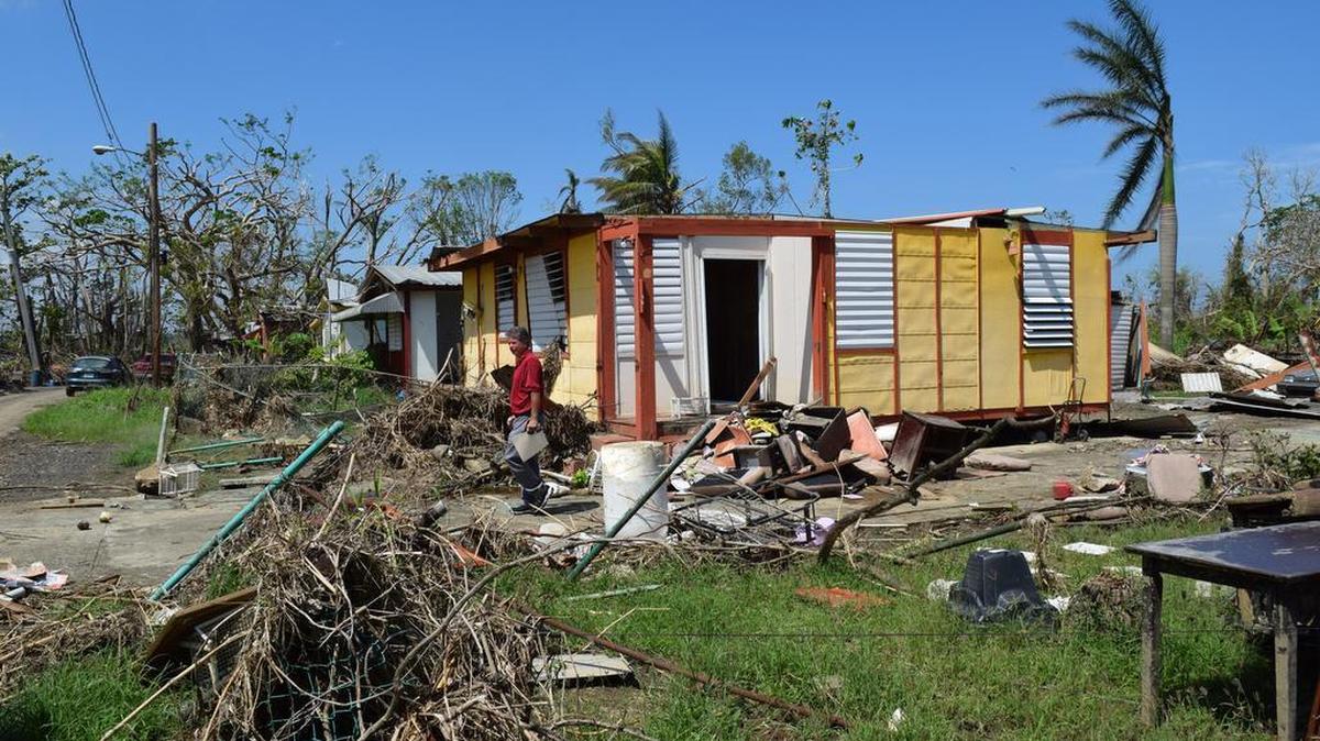 Más de tres semanas después del paso del huracán María por Puerto Rico, menos del 20 por ciento de la población tiene electricidad. Muchos ahora usan la radio para conocer las noticias. En esta zona de Toa Baja la radio es la única fuente de información.