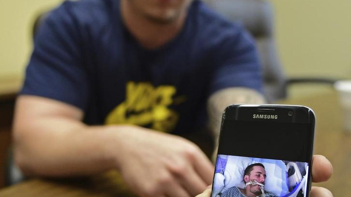 Paul Wright muestra una foto de él mismo en el hospital tras una sobredosis casi fatal de opioides, en Youngstown, Ohio.