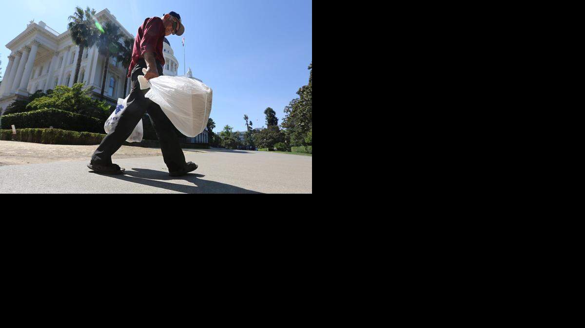 <cutline_leadin>El gobernador</cutline_leadin> de California promulgó el martes la primera prohibición a nivel estatal del uso de bolsas plásticas desechables en los almacenes y tiendas, en una medida para frenar la contaminación.