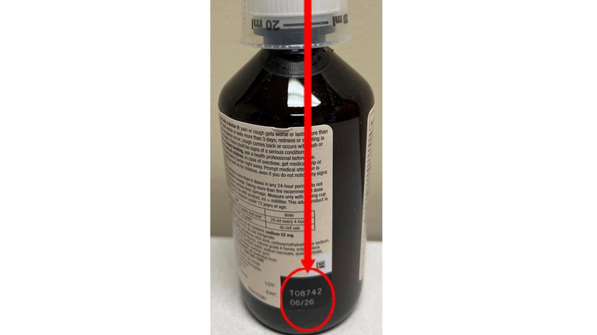 La foto distribuida por la Administración de Alimentos y Medicamentos (FDA) muestra la ubicación del número de lote del jarabe para la tos Robitussin retirado de la venta el jueves 25 de enero de 2024.
