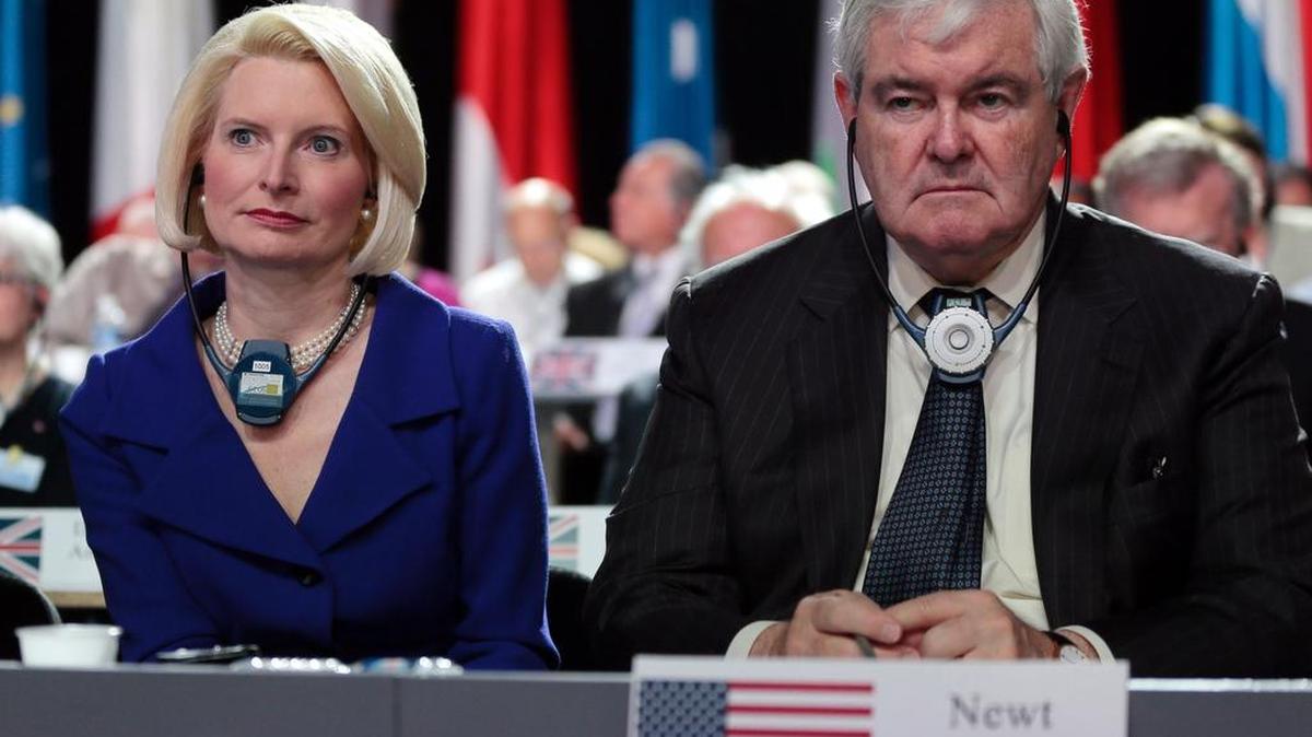 Newt Gingrich, ex presidente de la Cámara de Representantes de Estados Unidos, y su esposa Callista Gingrich asisten a la reunión anual de la resistencia iraní presidida por el Consejo Nacional de la Resistencia de Irán en Villepinte, cerca de París, Francia en una foto de archivo.