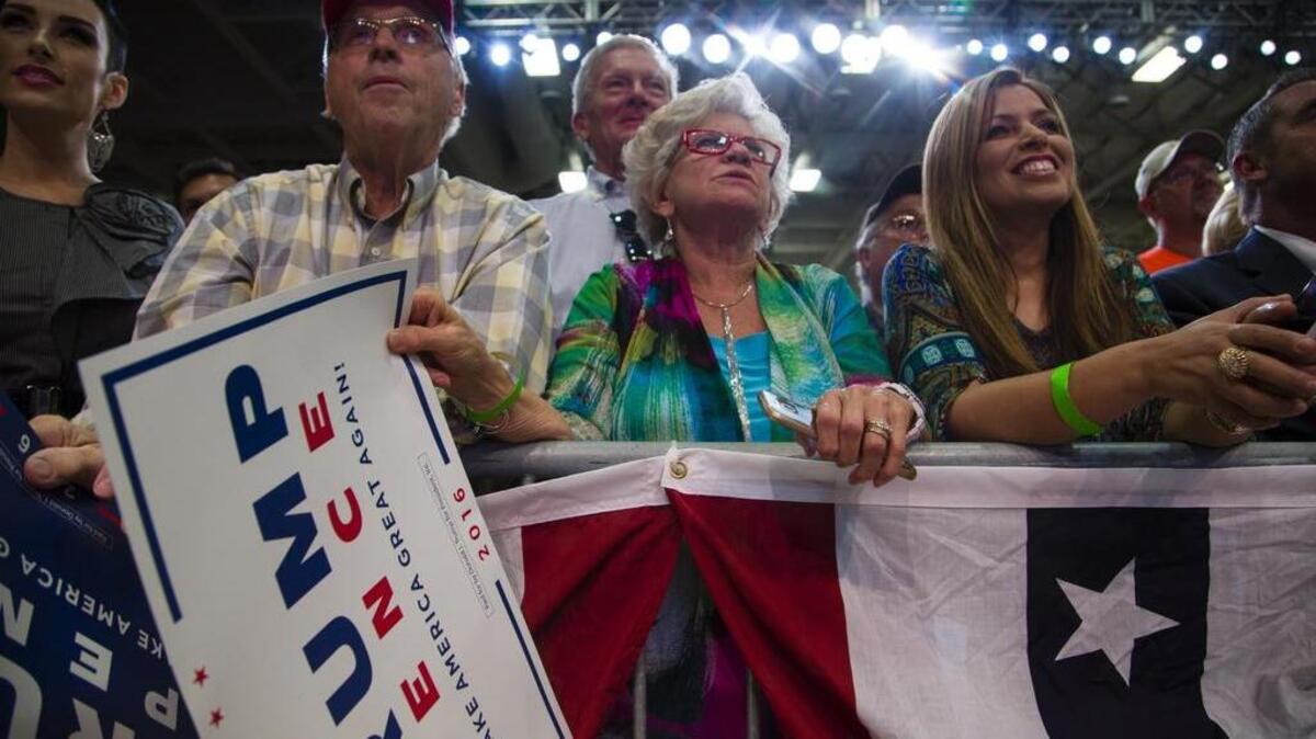 Partidarios de Donald Trump esperan para escuchar su discurso el viernes en Green Bay, Wisconsin.