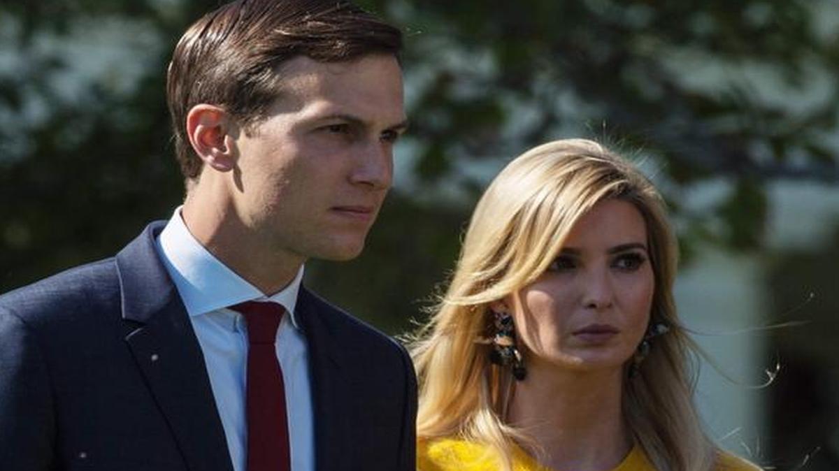 De izquierda a derecha: H.R. McMaster, Jared Kushner e Ivanka Trump llegan por un momento de silencio a las víctimas de los tiroteos de Las Vegas, en el Jardín Sur de la Casa Blanca el 2 de octubre de 2017 en Washington, DC.