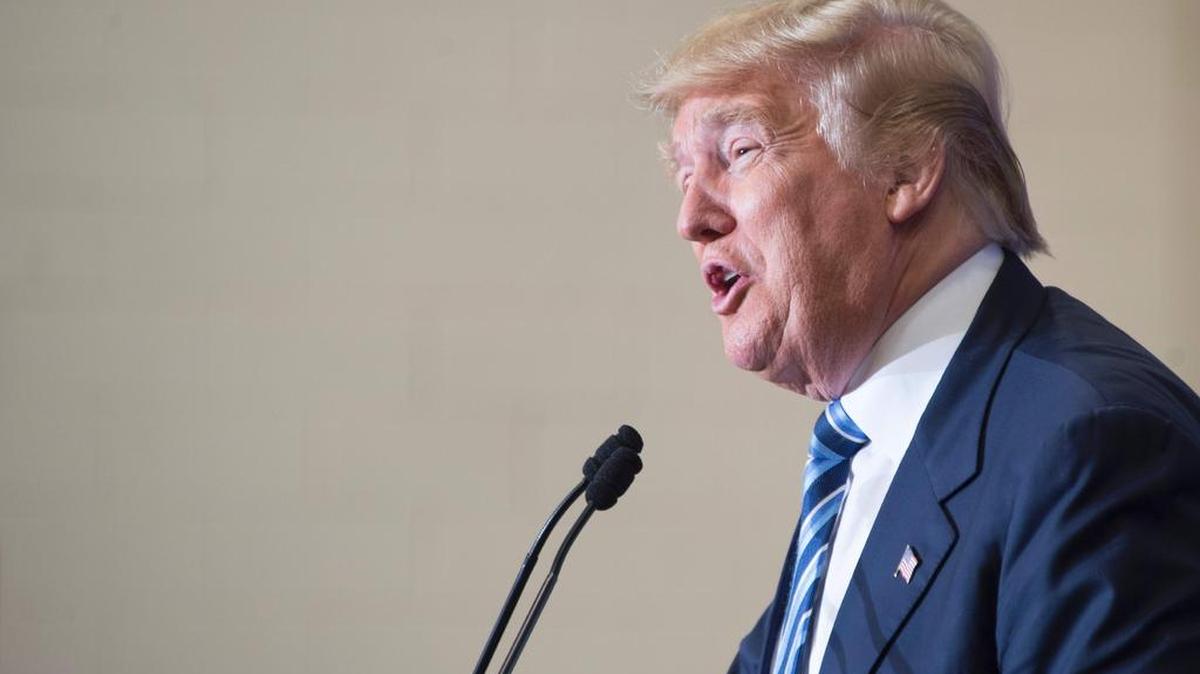 El aspirante a la nominación del Partido Republicano Donald Trump habla en un acto electoral en North Augusta, South Carolina.