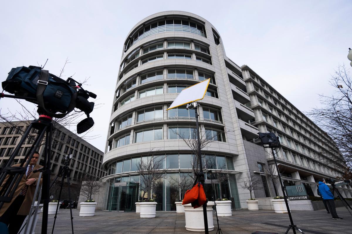 El edificio que albergaba el espacio de oficinas del antiguo instituto del presidente Joe Biden, el Centro Penn Biden, se ve en la esquina de Constitution y Louisiana Avenue NW, en Washington, el martes 10 de enero de 2023. Documentos potencialmente clasificados fueron encontrados el 2 de noviembre, 2022, en un “armario cerrado con llave” en la oficina, según el abogado especial del presidente Richard Sauber. La Administración Nacional de Archivos y Registros tomó la custodia de los documentos al día siguiente después de ser notificado por la oficina del Abogado de la Casa Blanca. (Foto AP/Manuel Balce Cenata)