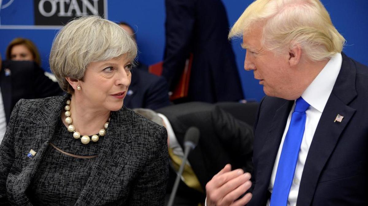 El presidente de Estados Unidos, Donald Trump, habla con la primera ministra británica, Theresa May, en una reunión de trabajo durante la cumbre de jefes de Estado y de gobierno de la OTAN el jueves 25 de mayo de 2017.