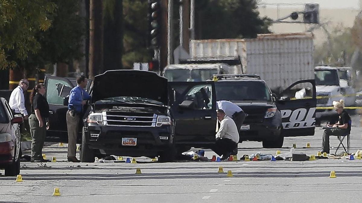 La policía y los forenses del condado de San Bernardino trabajaron de manera conjunta para investigar la escena del crimen, indagación que terminó en la mañana del jueves tras lo cual se informó a las familias de las víctimas.