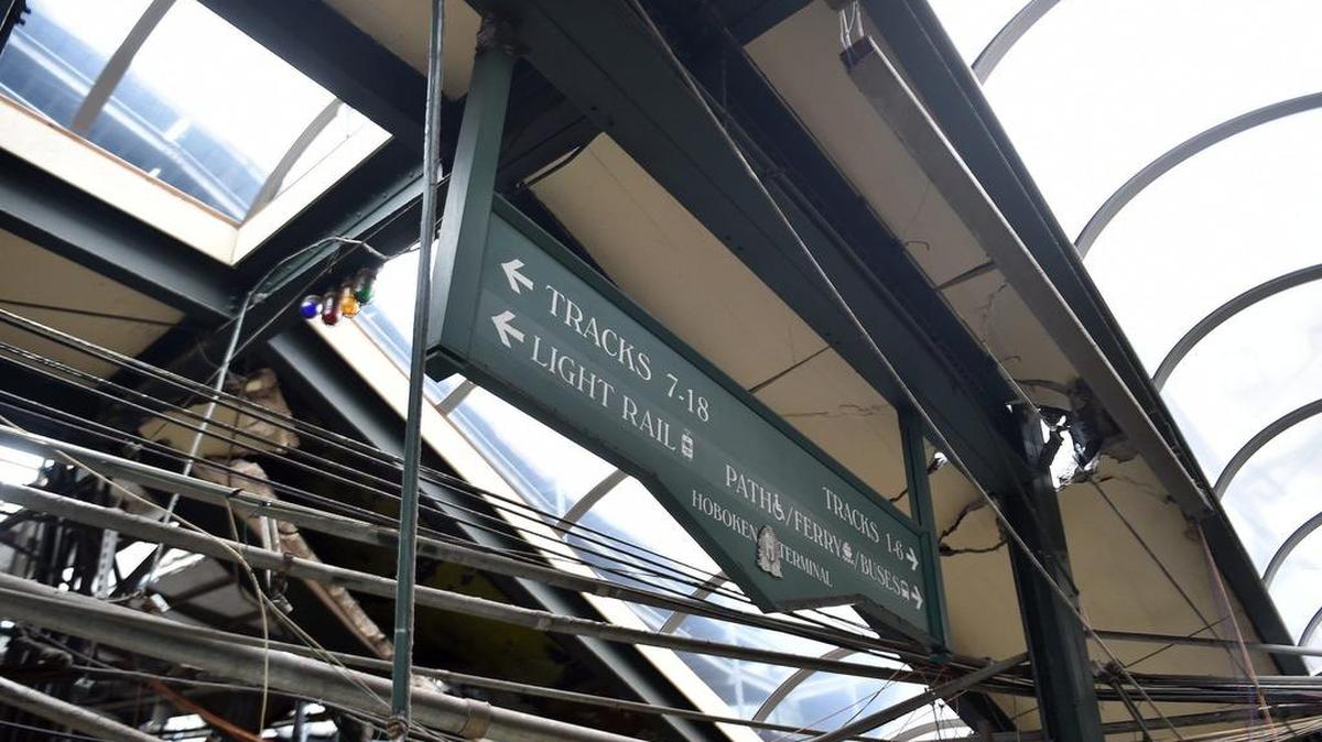 Fotografía cedida por la oficina del gobernador Andrew M. Cuomo hoy, jueves 29 de septiembre de 2016, que muestra el daño ocasionado por un accidente en la estación de tren Hoboken de Nueva Jersey (Estados Unidos).