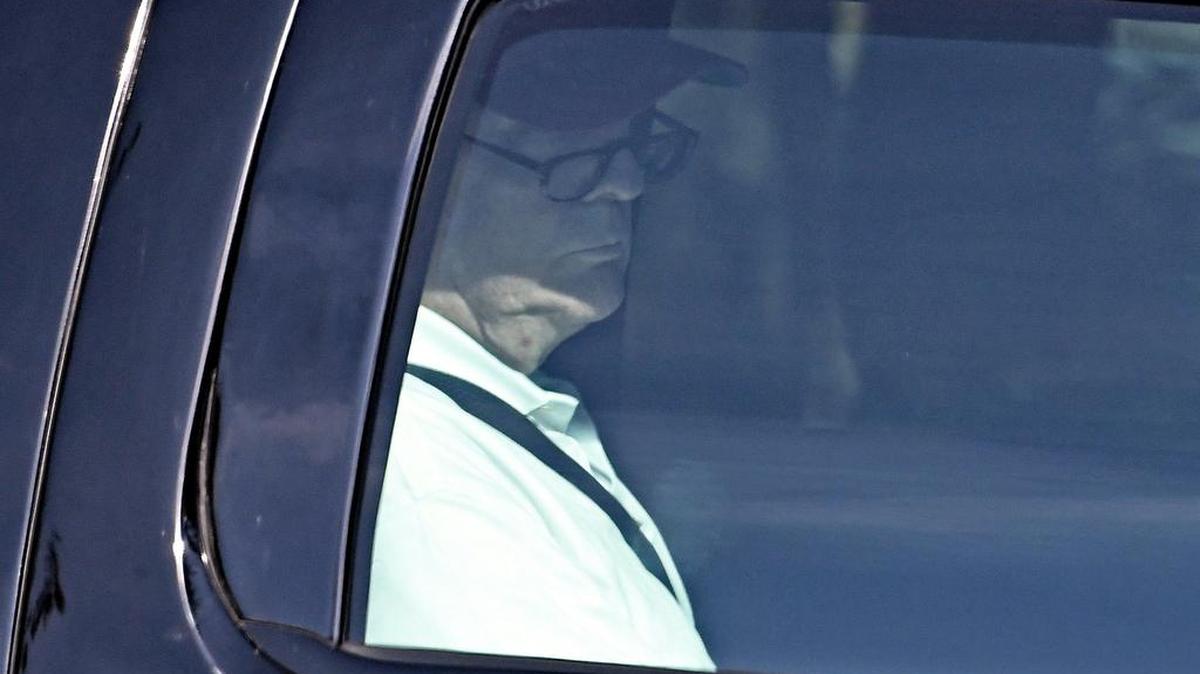 El presidente Donald J. Trump sale hacia el Club Nacional de Golf Trump en Sterling, Virginia.