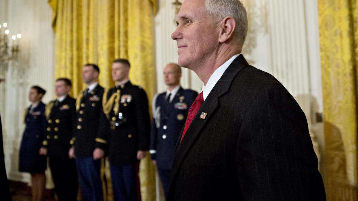 El vicepresidente de los Estados Unidos, Mike Pence, llega a una ceremonia de juramento del personal de la Casa Blanca en la Sala Este de la Casa Blanca en Washington, DC, el 22 de enero de 2017.