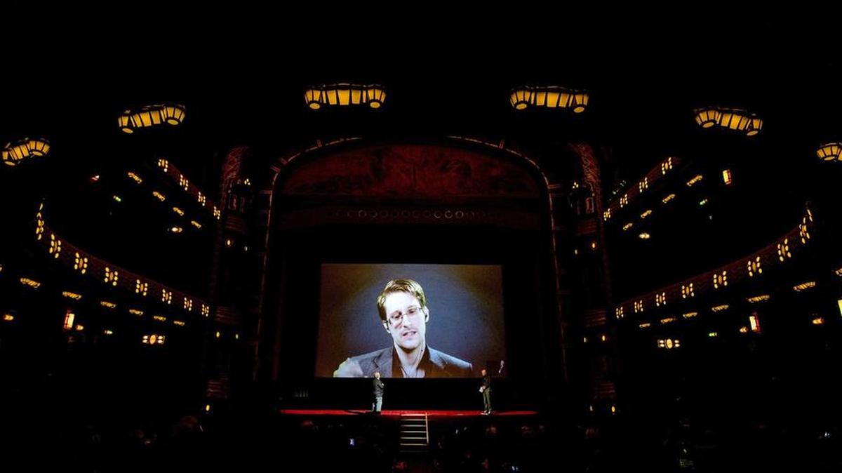 Edward Snowden habla al público en una transmisión en línea desde Rusia el 10 de noviembre de 2016, en el estreno de la película "Snowden" en Amsterdam.