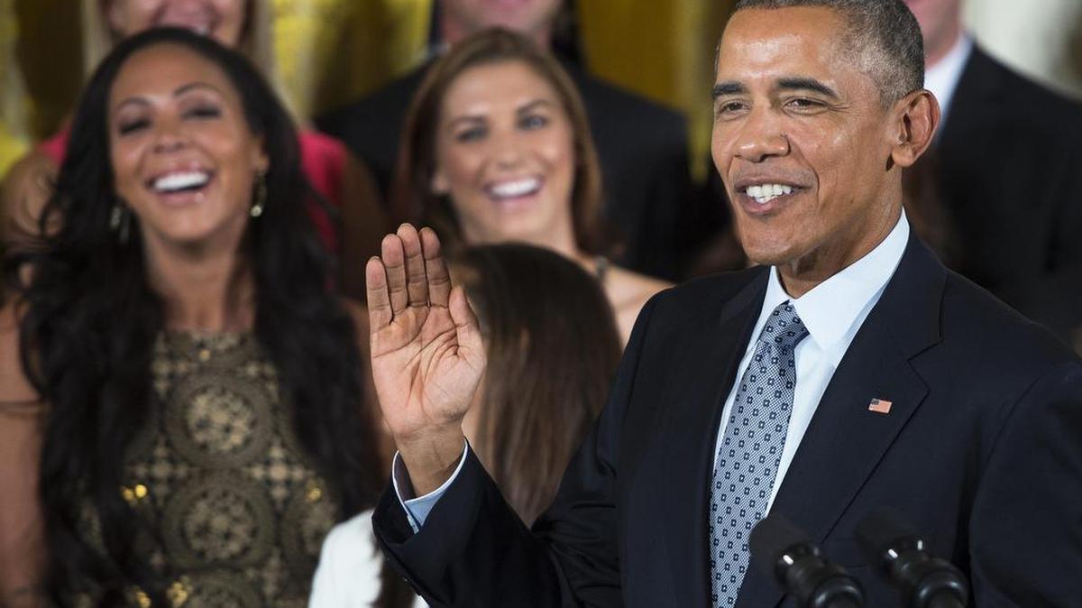 El presidente estadounidense, Barack Obama, pronuncia un discurso durante la recepción ofrecida en la Casa Blanca a la selección femenina de fútbol, que ganó el Campeonato del Mundo 2015 tras vencer en la final a Japón.